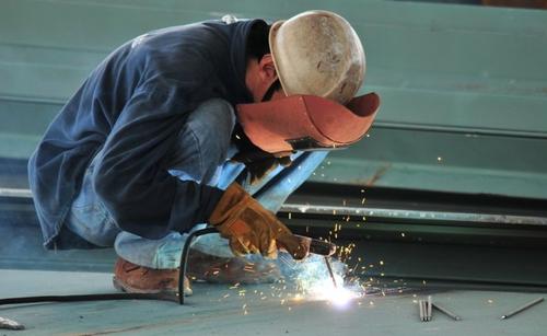 使用電焊煙塵凈化器和改善工作環境哪個更環保.jpg 使用電焊煙塵凈化器和改善工作環境哪個更環保.jpg